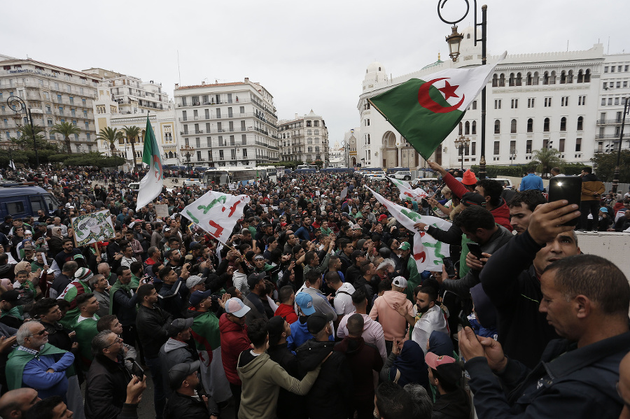 Alžírčania protestujú už 40.