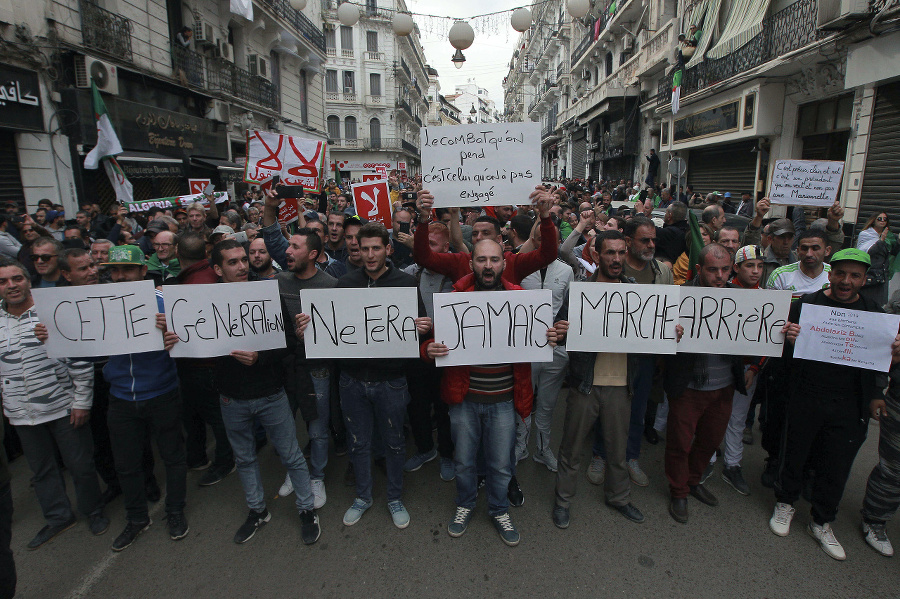Alžírčania protestujú už 40.