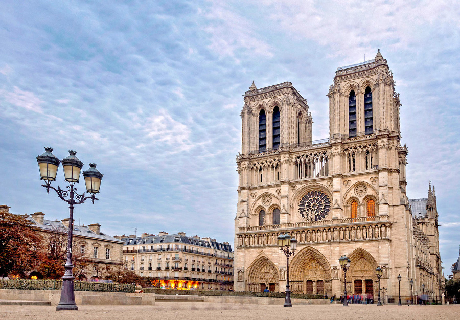 Katedrála Notre-Dame ešte pred