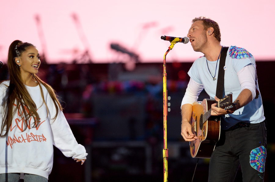 Chris Martin s Arianou Grande počas charitatívneho koncertu v Manchestri