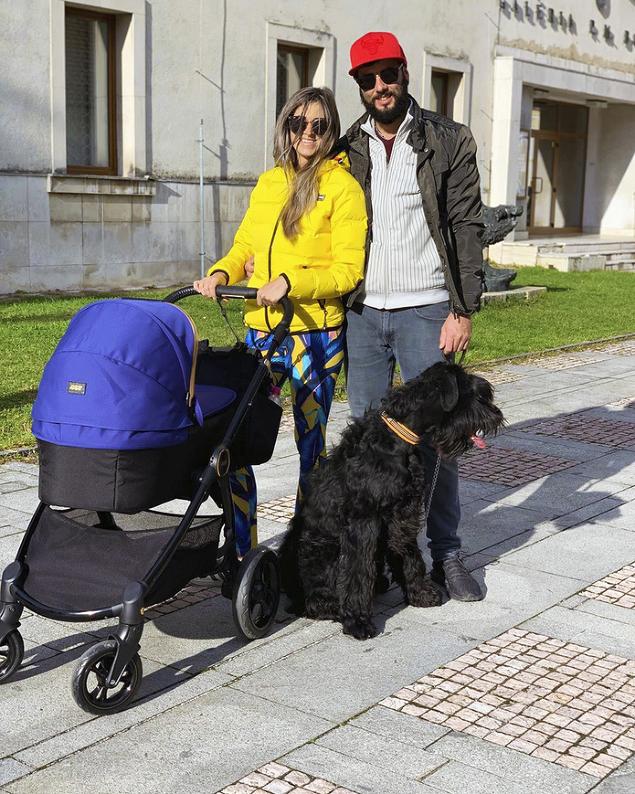 Boris a Simona na prechádzke s malou Lujzou