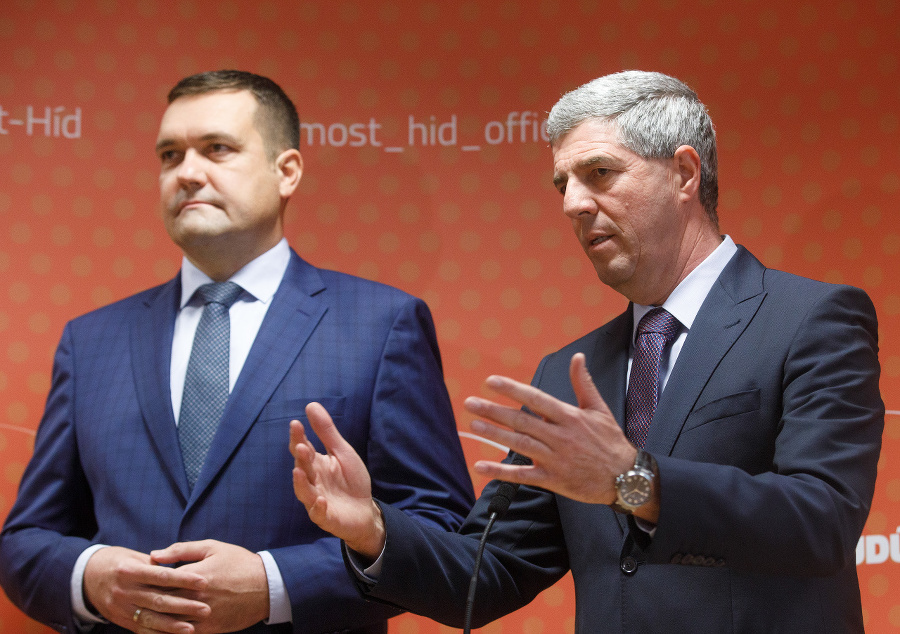 Predseda strany Šanca Viliam Novotný (vľavo) a predseda strany Most-Híd Béla Bugár počas tlačovej besedy.