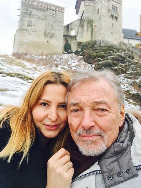Karel Gott s manželkou Ivanou pred Trenčianskym hradom.