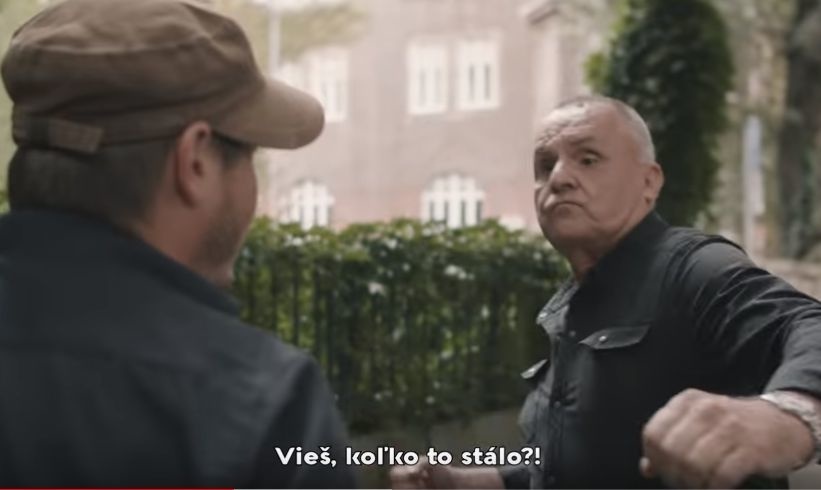 Jožo Ráž v klipe zbil novinára.