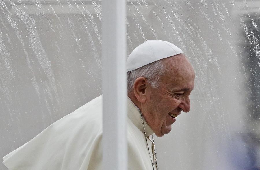 Pápež pozval 1500 chudobných