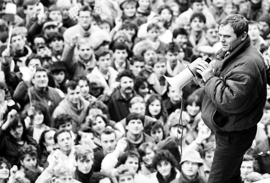 V novembri 1989 sa Kňažko postavil pred masy Slovákov, ktorí začali revolúciu.