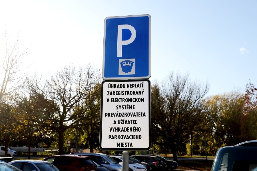 Parkovanie v Petržalke podlieha