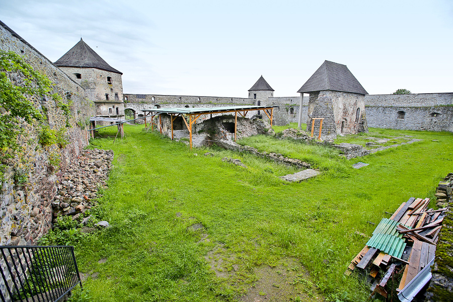 Ruinu opevneného kláštora začnú