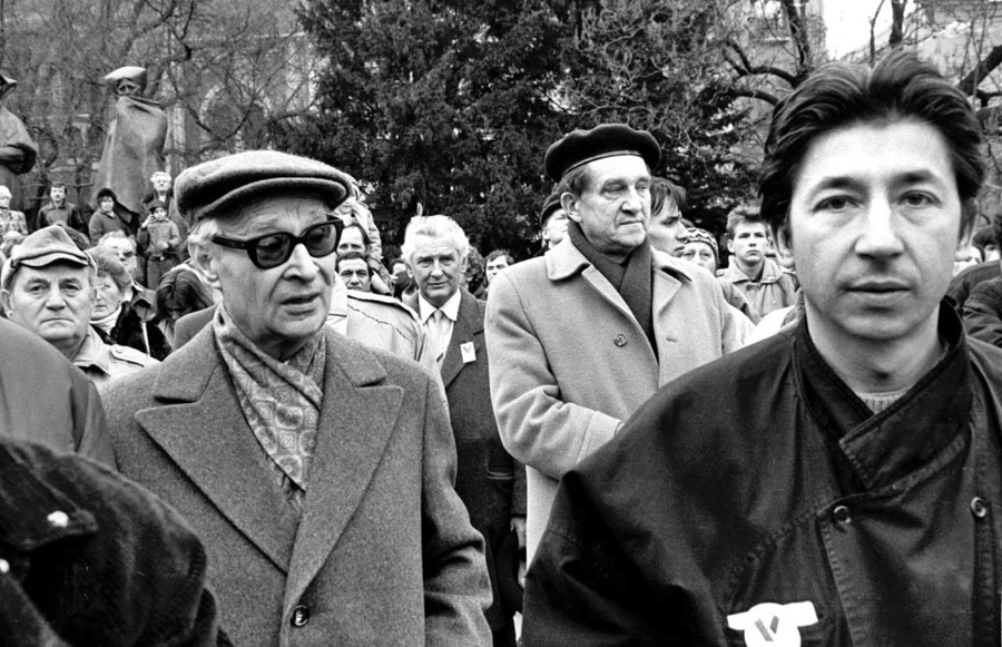 Alexander Dubček je symbolom Nežnej revolúcie.