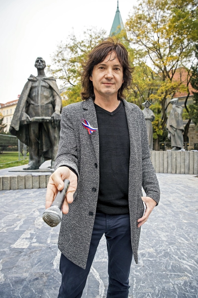 Líder Tublatanky ukazuje pamätný mikrofón.