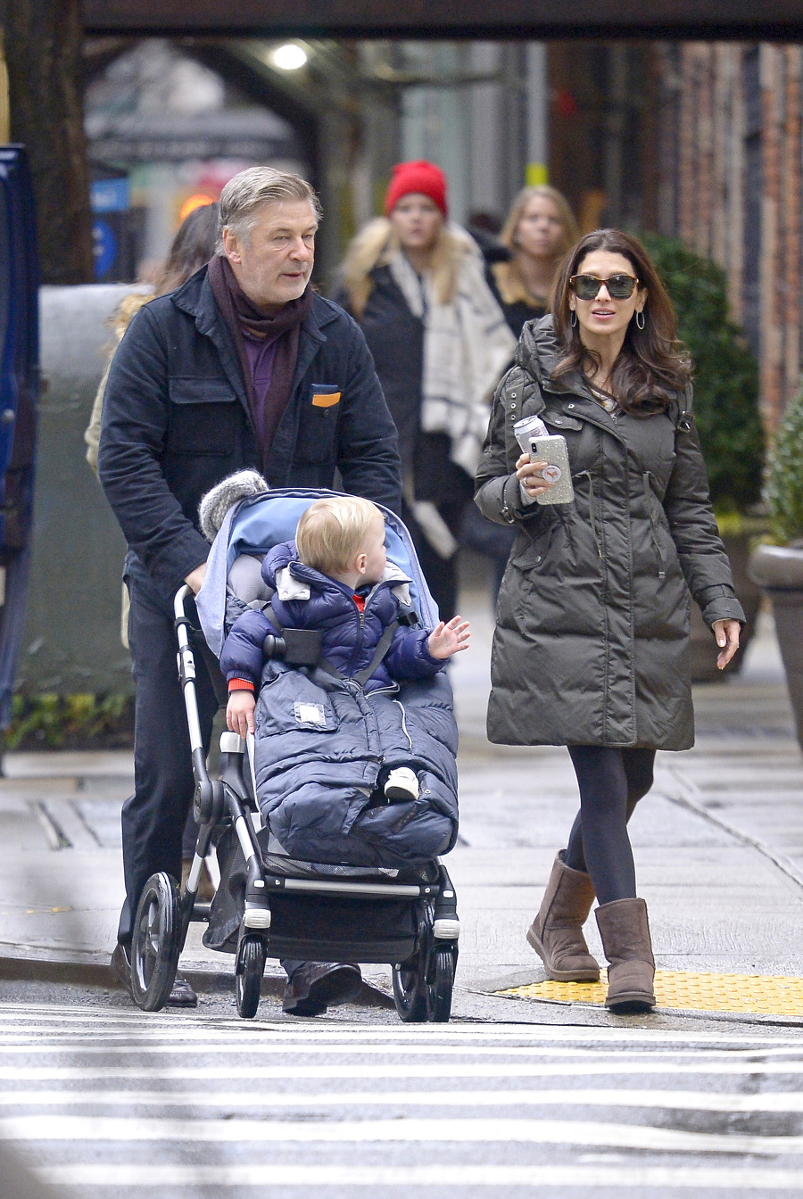 Herec Alec Baldwin s manželkou a synom.