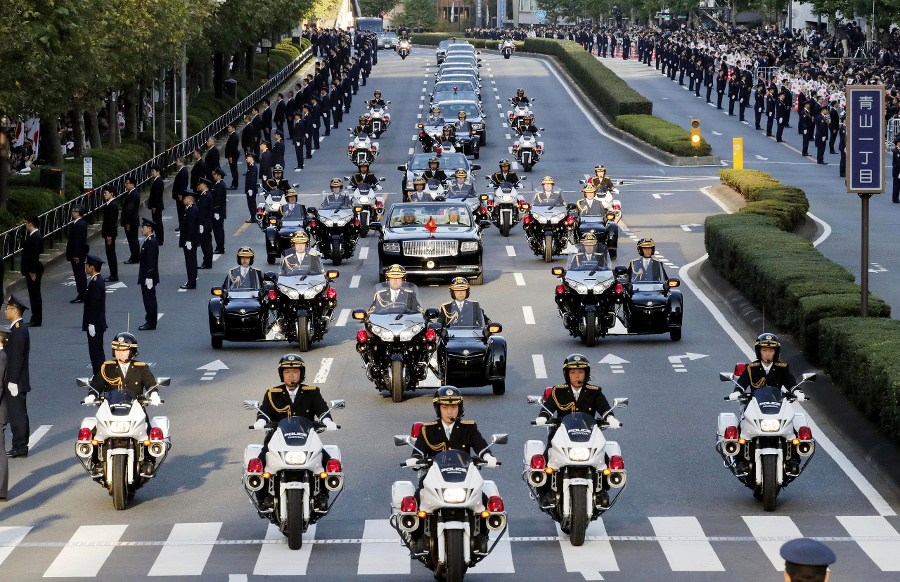 Policajná eskorta sprevádzala cisára