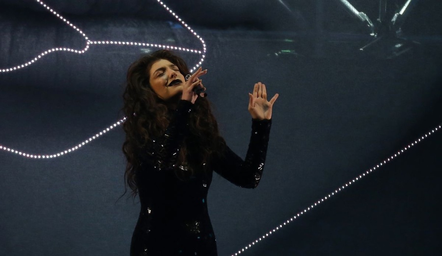 Speváčka Lorde počas vystúpenia