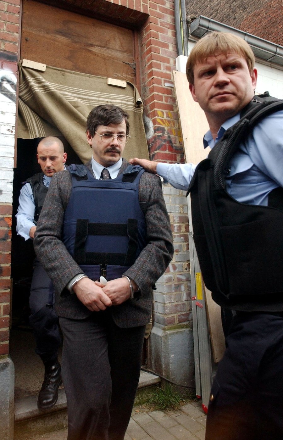 2004: Policajti odvádzajú belgického