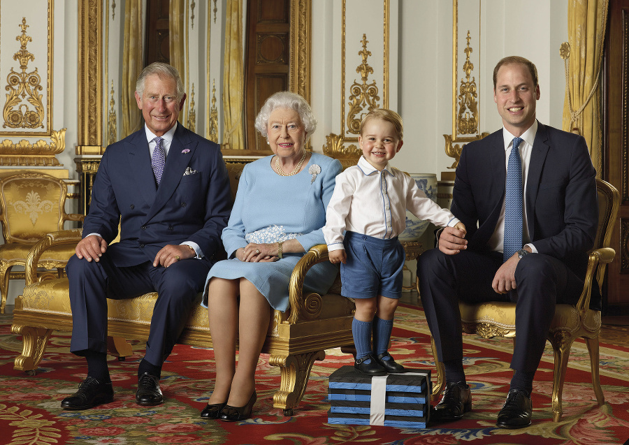 Zľava princ Charles, kráľovná