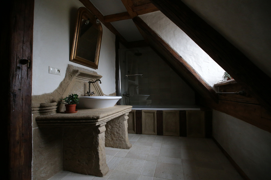 Kúpeľňa v interiéri hradu.