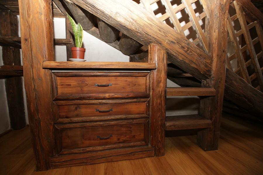 Starožitný drevený nábytok dodáva