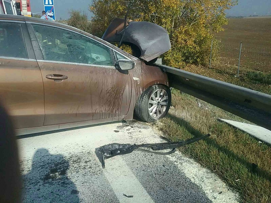 Auto začalo po náraze