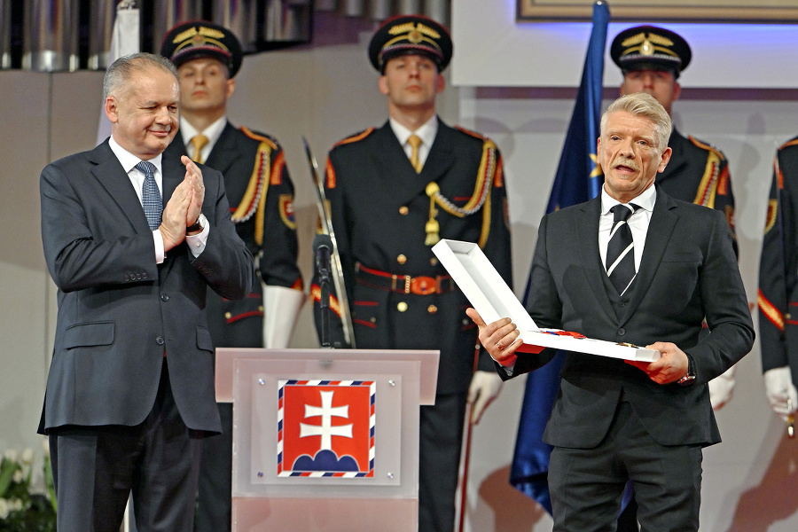 Z rúk prezidenta si nedávno prevzal vyznamenanie.