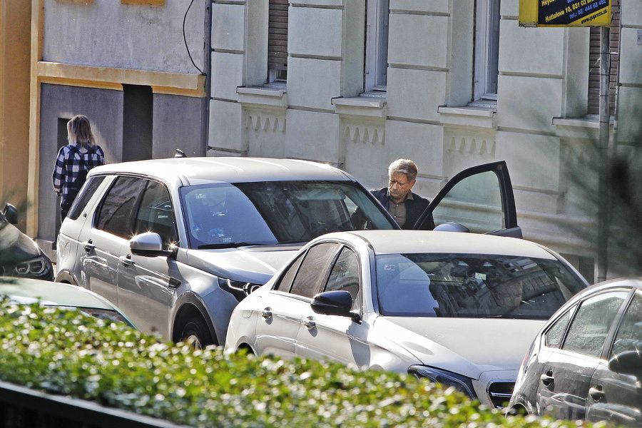 Bratislava, 22.10.2019 o 14.56 hod.: Fotograf Nového Času zastihol herca pri nastupovaní do auta.