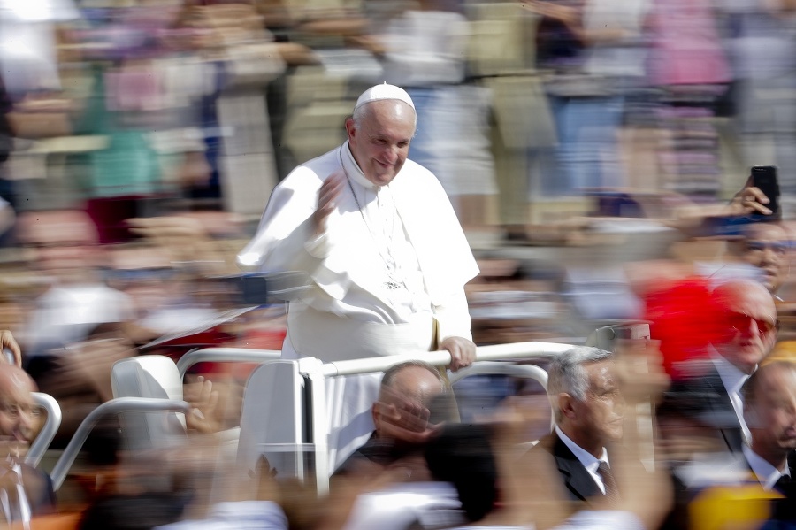 Pápež František žehná veriacim