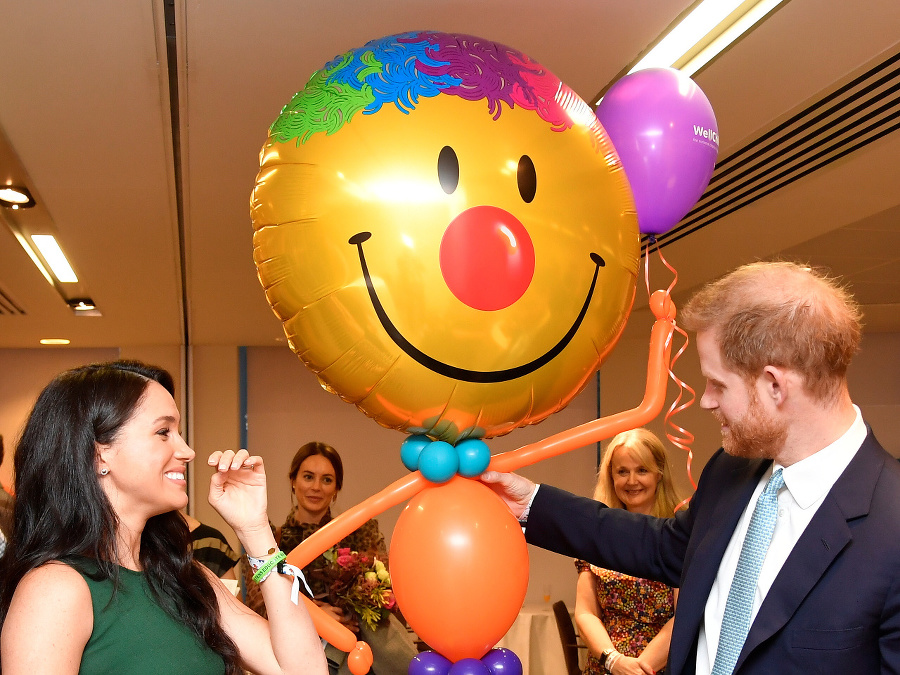 Princ Harry a vojvodkyňa Meghan sa s deťmi stretli aj mimo pódia.
