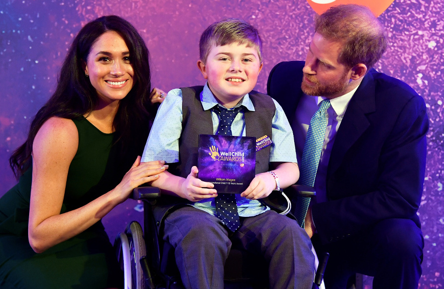 Princ Harry a vojvodkyňa Meghan na pódiu.