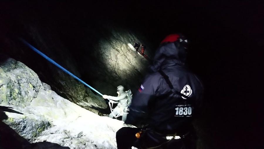 Záchranári museli pomáhať horolezcom