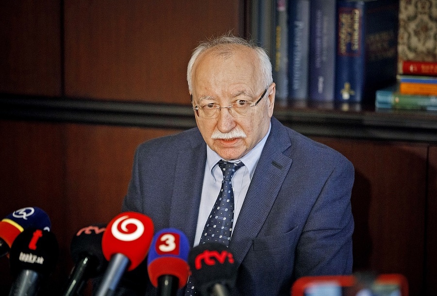 profesor Juraj Šteňo.