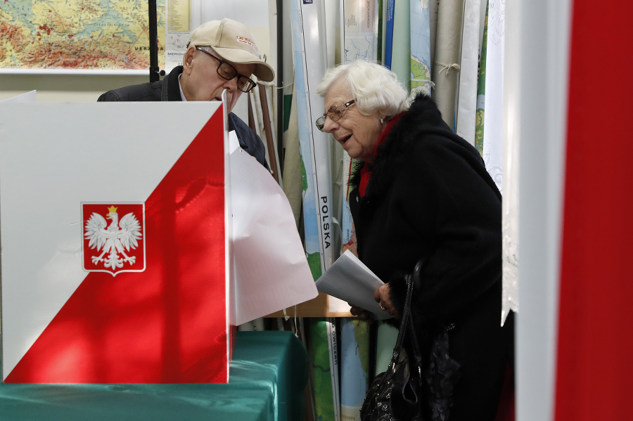 Poľskí voliči počas hlasovania