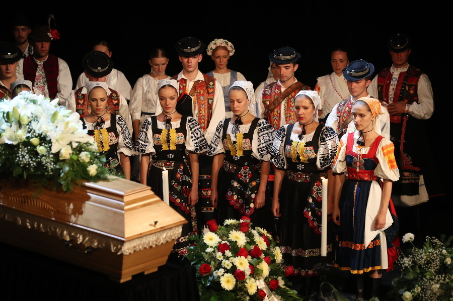 Členovia Lúčnice na poslednej rozlúčke s Nosáľom († 90).