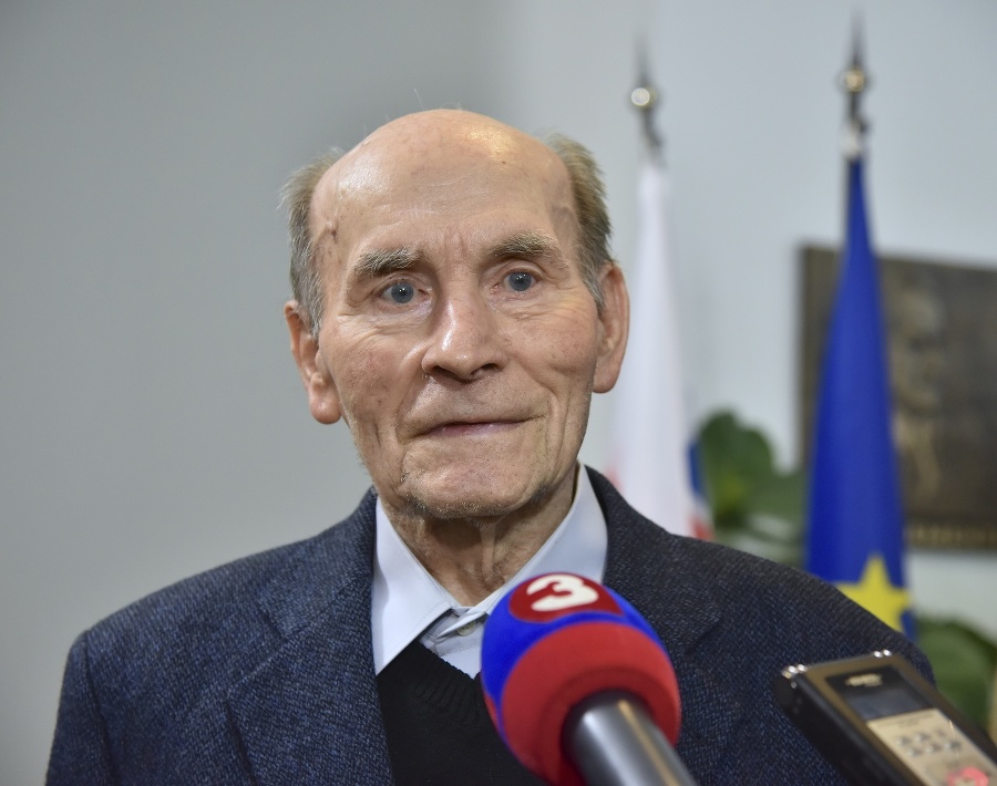 Na snímke profesor Štefan Nosáľ, ktorému pri príležitosti významného životného jubilea (90 rokov) odovzdal minister zahraničných vecí a európskych záležitostí SR Miroslav Lajčák ocenenie Zlatú plaketu.