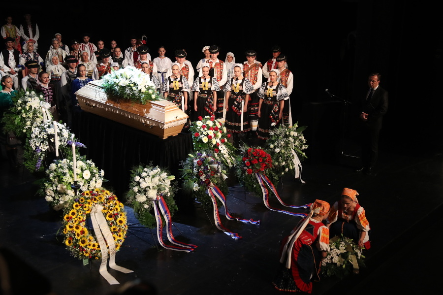 Členovia Lúčnice na poslednej rozlúčke s Nosáľom († 90).