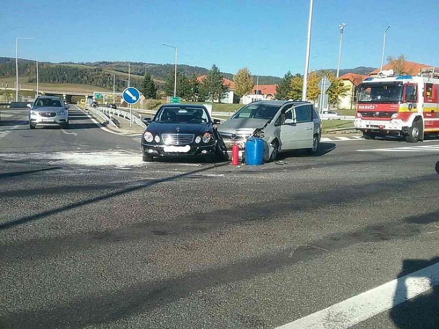 Zrážka pred hasičskou stanicou.