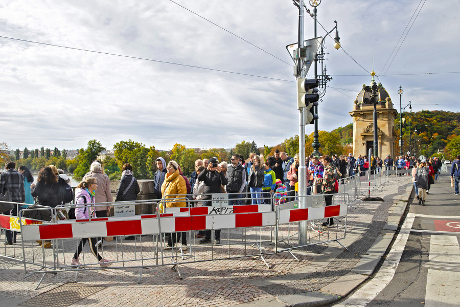 Stavali zábrany