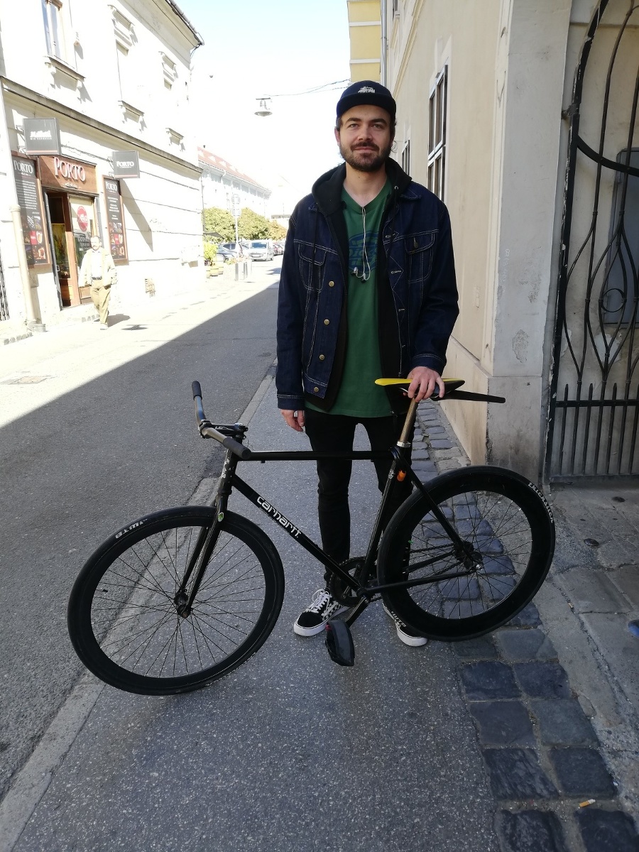 Richard chodí na bicykli