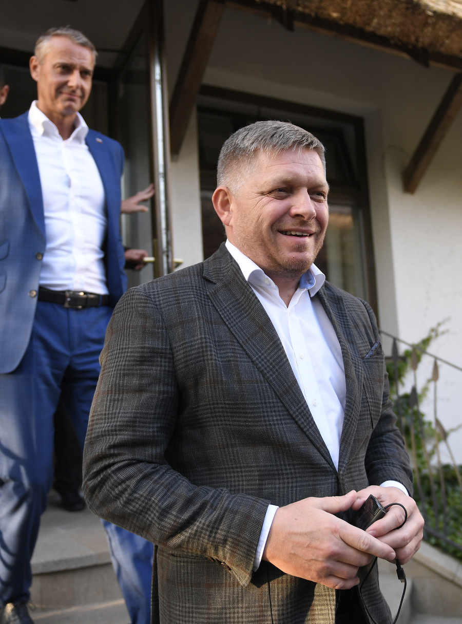 Fico so širokým úsmevom po skončení rokovania 