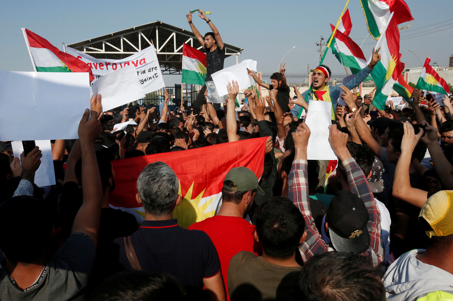 Kurdi protestujúci proti tureckej