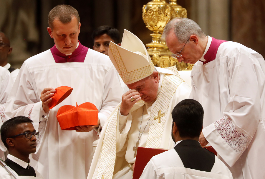 Pápež kardinálom odovzdal červené