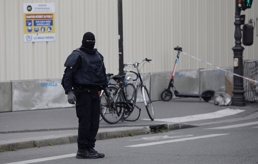 Zamaskovaný policajt hliadkuje po