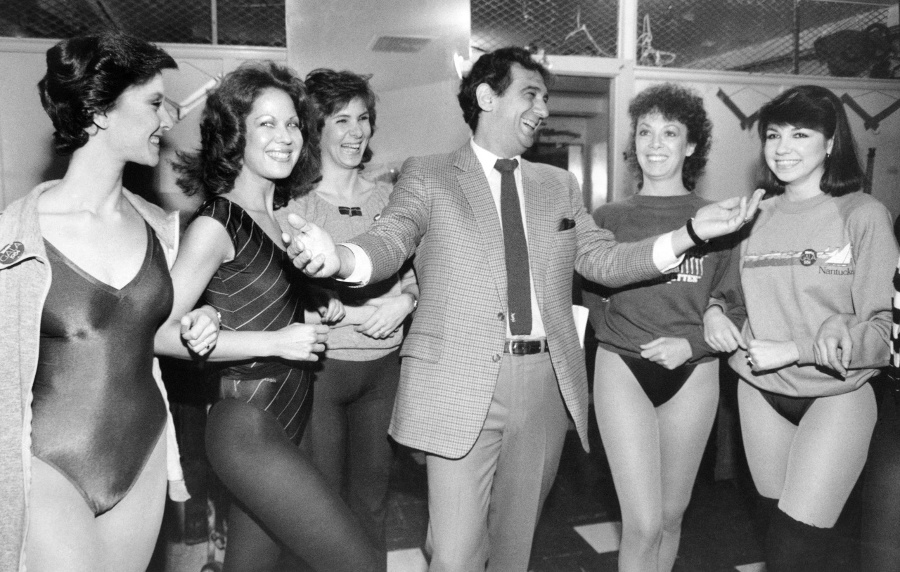 Február 1984: Placido Domingo s členkami známej tanečnej skupiny The Rockettes v New Yorku