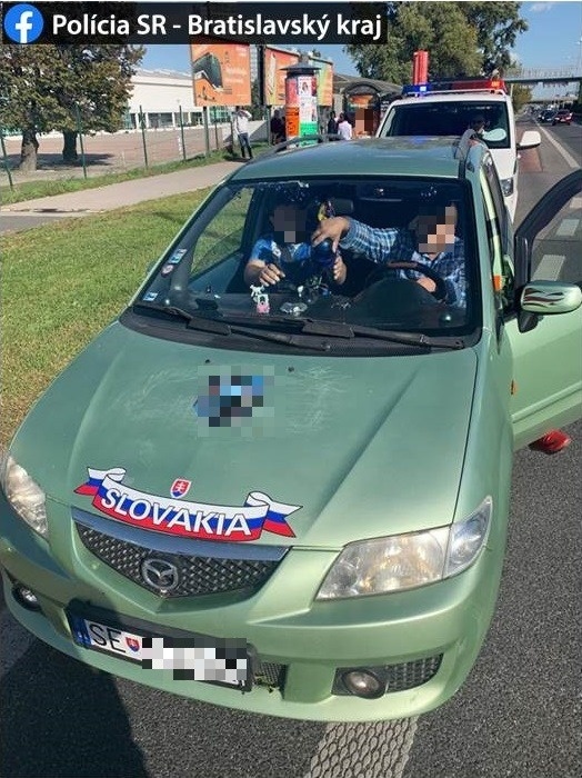 Dopravní policajti auto zastavili