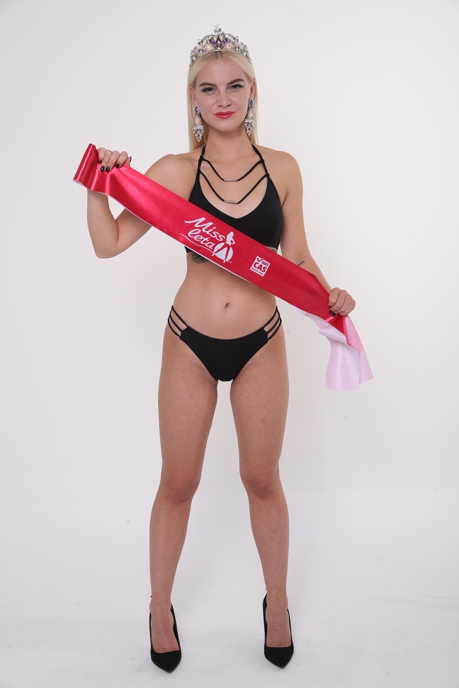 Miss leta 2019 Veronika Zahradníčková v plavkách zo Saxany a so šperkami Leferty.