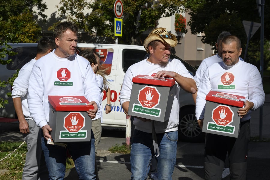 Farmári z protestov požiadali