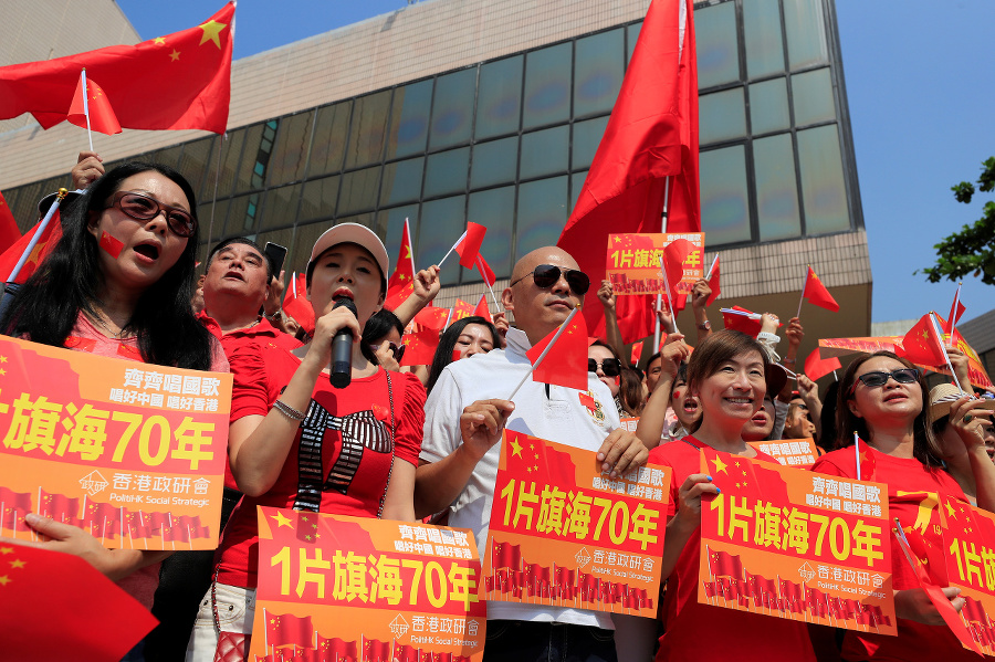  Demonštranti spievali čínsku