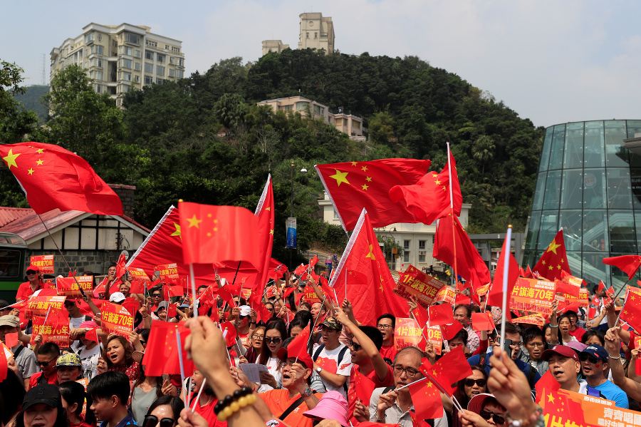  Demonštranti spievali čínsku