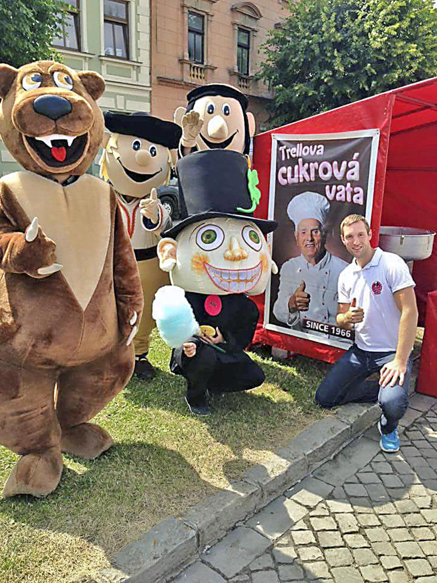 Jarmok v Kežmarku: Zemplínčan si zarába výrobou cukrovej vaty.