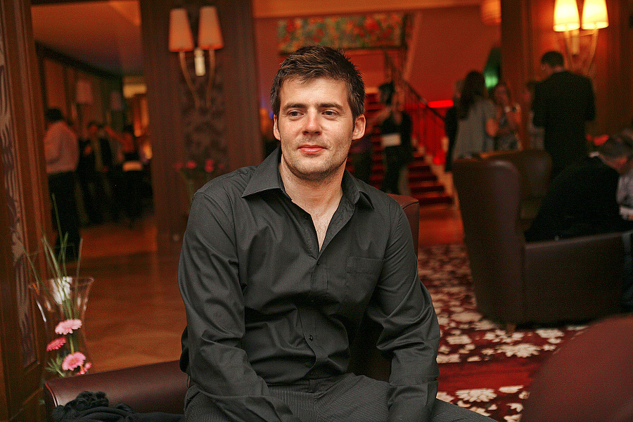 Spevák a moderátor Peter Novák (40) skončil v chomúte. 