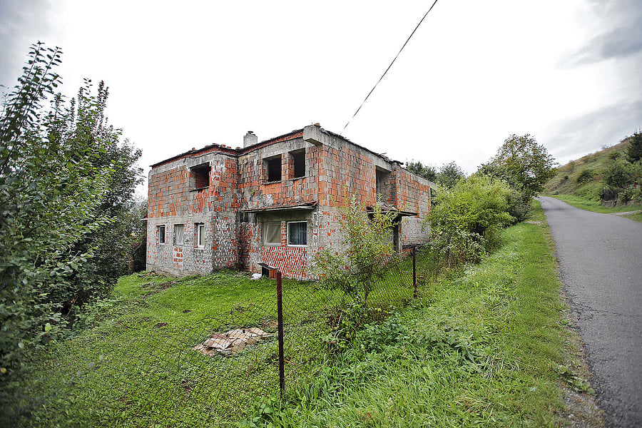 Petrovi sa rozpadá dom