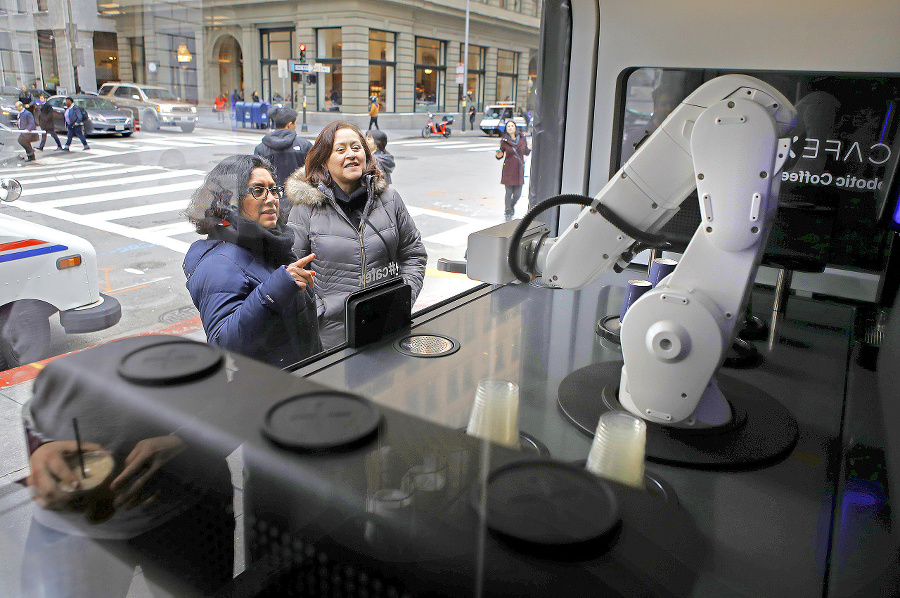ROBOBARISTA: Takto servíruje robot kávu zákazníkom v San Franciscu. 